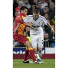Karim Benzema, a la derecha, disputa el balón al defensa del Galatasaray Gökhan Zan.