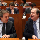 El consejero de la Presidencia, De Santiago-Juárez, y el presidente de la Junta, Juan Vicente Herrera.