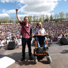 Pablo Iglesias y Pablo Echenique durante la Fiesta de Primavera que celebro Podemos hoy en un céntrico parque madrileño.