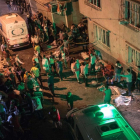 Al menos 30 muertos en un atentado en el sureste de Turquía AFP / AHMED DEEB Ambulancias en el lugar del atentado en la ciudad turca de Gaziantep durante la celebración de una boda.