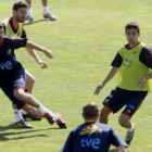 Fábregas (i), Xabi Alonso (c) y Navas (d) durante la sesión matinal del entrenamiento.