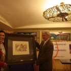 Mar Palacio recogió el premio, un grabado de Juan Carlos Mestre, en nombre del IEB.