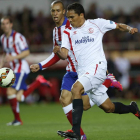 Bacca intenta llevarse el balón ante el defensa del Atlético de Madrid Joao Miranda.