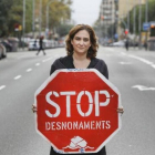 Ada Colau con un cartel de 'Stop Desnonaments' de la Plataforma de Afectados por la Hipoteca.