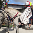 Los jinetes enmascarados ofrecen subir a los caballos durante sus acciones. DL