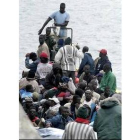 Un cayuco con 85 inmigrantes a bordo llegó ayer al Puerto de la Luz