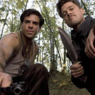 Eli Roth y Brad Pitt, en una escena de la película 'Malditos bastardos'.
