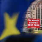 Una pancarta ante la sede parlamentaria británica sostiene que ya se ha alcanzado el mejor pacto posible sobre el brexit.