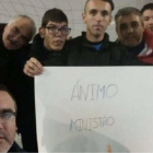 Alumnos de Asprona Bierzo muestran su apoyo a Ministro. DL