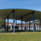 Instalación de la pista de pádel ubicada en el polideportivo municipal de Cistierna. CAMPOS