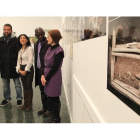 Miembros de la oenegé, en la apertura de la exposición.
