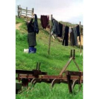Una mujer tiende la ropa en Riofrio