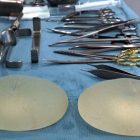 Dos prótesis mamarias en un quirófano.
