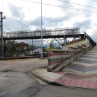 La pasarela cruza sobre cuatro vías para unir los barrios de La Estación y Socuello.