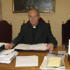 El obispo de Astorga, Camilo Lorenzo, posa sentado a su mesa tras la entrevista.