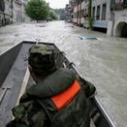 Un bote de rescate recorre las calles inundadas de un barrio de la ciudad suiza de Barne