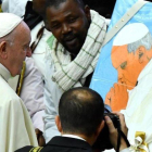 Un inmigrante muestra al Papa el retrato que le ha hecho, durante la audiencia general de los miércoles en el Vaticano.