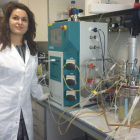 Lorena Fernández con un fermentador.