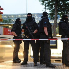 Policías de las fuerzas especiales aseguran los accesos a una estación de metro tras el tiroteo registrado en un centro comercial en Múnich. ANDREAS GEBERT