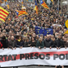Cabecera de la manifestación de la ANC y Òmnium contra la detención de Puigdemont en Barcelona, este domingo.