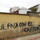 Una pintada que recoge la situación del sector en una calle de La Robla.