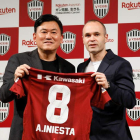 Hiroshi Mikitani y Andrés Iniesta, durante la presentación. MAYAMA