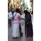 Dos mujeres musulmanas en una calle de Reus.
