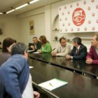 Francisco Fernández y Arturo Fernández, dialogan con la ejecutiva provincial de UGT