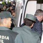 El exconsejero andaluz de Empleo Antonio Fernández entra en el furgón de la Guardia Civil tras ser decretado su ingreso en prisión, este martes en Sevilla.