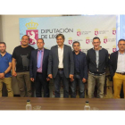 Emilio Orejas junto a Roberto García y los representantes de las localidades por las que pasa la Copa. DL