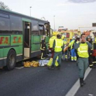 Bomberos y sanitarios atienden a las víctimas.