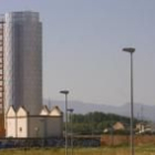 El silo de cenizas ha sido recubierto recientemente de paneles para paliar su impacto visual