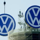 Logotipo de la empresa Volkswagen en lo alto de la central de la factoría en Berlín