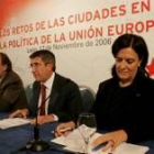 Álvaro Cuesta, Francisco Fernández e Inés Ayala, durante la conferencia