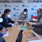 La alcaldesa (al fondo) con los gestores de Adif y dos ediles. DL