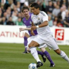 El portugés del Real Madrid, Cristiano Ronaldo, controla el balón ante el jugador del Shamrock.