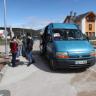 Usuarios del plan de movilidad, en uno de los microbuses con destino a Las Médulas y Orellán, ayer junto a la Domus. ANA F. BARREDO