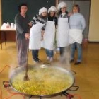 Alumnas y profesores cocinaron una paella para todo el centro escolar