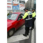 Un policía informaba ayer en la plaza de Lazúrtegui a un conductor