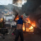 Un grupo de personas se manifiesta en una calle de Carcas (Venezuela).
