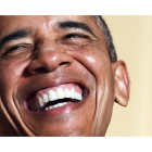 Barack Obama se ríe mientras escucha al actor Joel McHale durante la cena de corresponsales de la Casa Blanca.