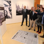 El comisario de la exposición muestra a los asistentes uno de los paneles sobre la memoria fotográfica y periodística de 110 años. L. DE LA MATA