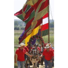 El paso de la Virgen del Villar llega a la pradera de la ermita donde se celebró la misa.