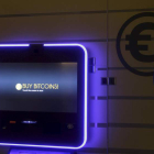 Vista de un cajero automático de Bitcoins en Vilna, Lituania. VALDA KALNINA