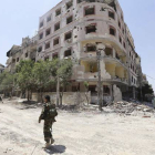Soldados del Ejército sirio patrullan en Mieha, en las afueras de Damasco, tras los bombardeos.