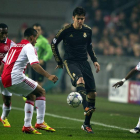 El internacional brasileño del Madrid, Kaká, rodeado de contrarios intenta controlar un balón.