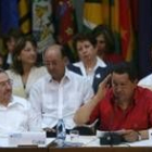 Raúl Castro y Chávez, durante la cumbre Petrocaribe que comenzó ayer