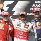 El podio, completado por Raikonen (i) y Webber (d), segundo y tercero respectivamente.