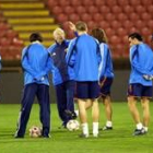 Luis Aragonés se dirige a los jugadores en el entrenamiento realizado ayer en el «pequeño Maracaná»