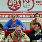 Carballo (arriba) durante el comité comarcal.